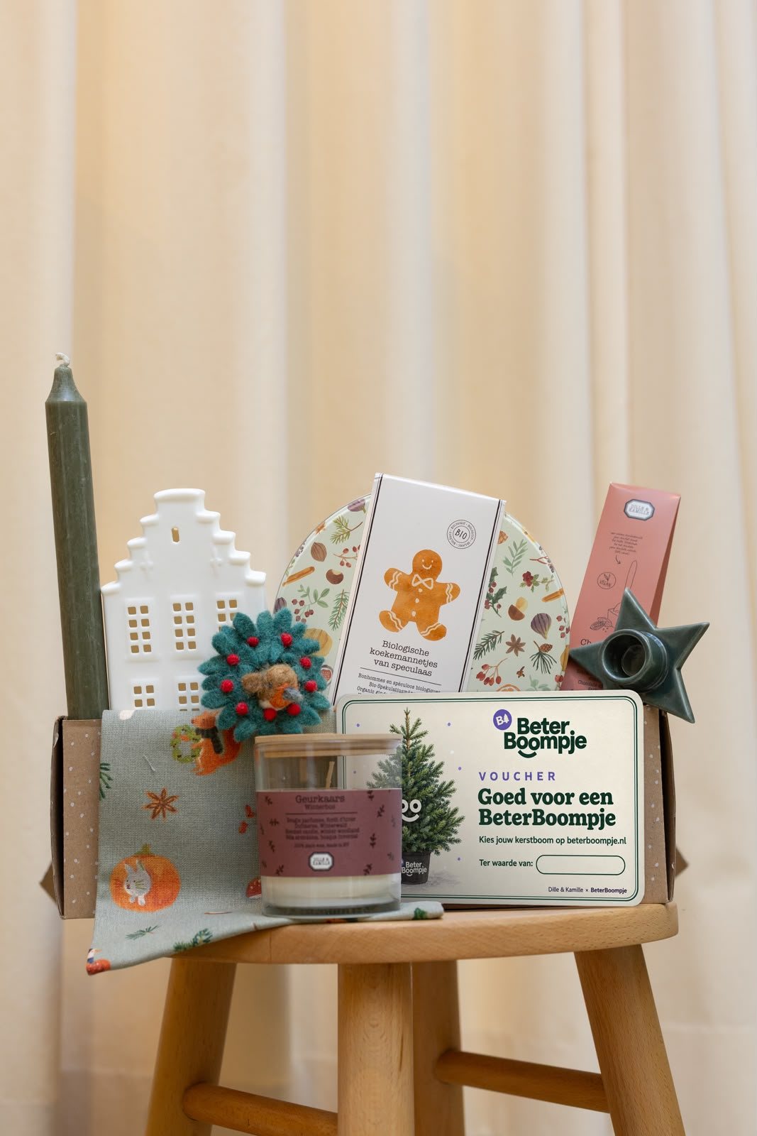 Dille & Kamille en BeterBoompje kerstcadeaupakket op een kruk